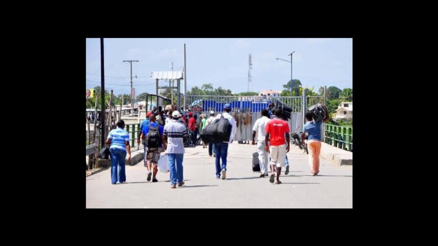 El director del Distrito Municipal Santiago de la Cruz, da cinco dia a los haitianos para salir