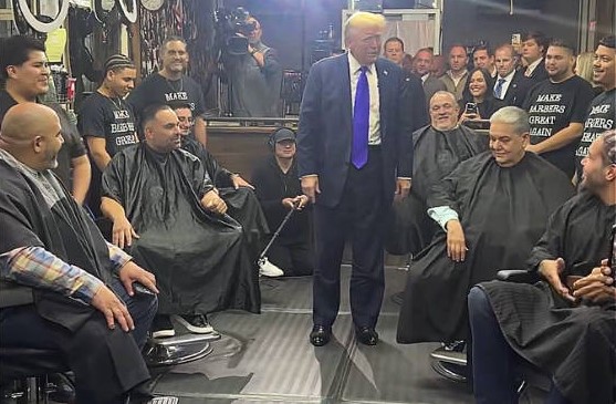 Trump visita barbería de dominicanos.