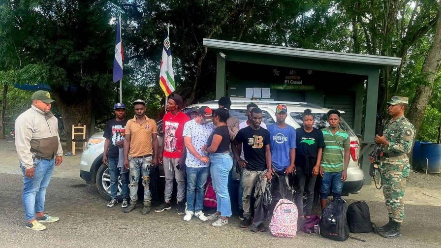 Detienen a dos dominicanos acusados de transportar haitianos ilegales en Santiago Rodríguez